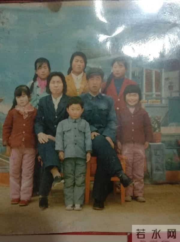 人到中年才懂-兄弟姐妹关系走的远近,这三个人起决定性作用