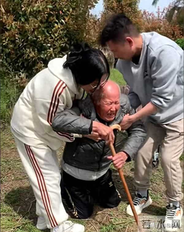孙媳妇半夜给93岁爷爷换尿不湿,爷爷说要抱抱,孙媳妇:习以为常