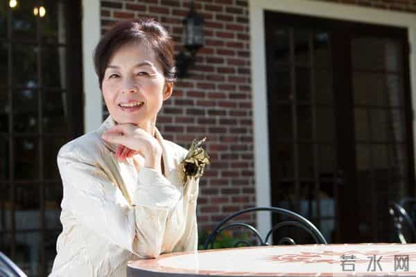 62岁离婚三年,我终于懂了:女人老了,没男人真的不行!