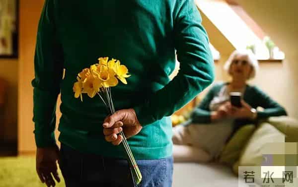 发现一个奇怪的现象：父母不在人世间， 舅舅姑姑表兄弟， 还有一些