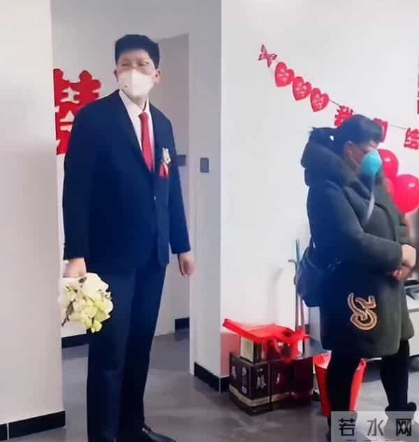 山西婚礼现场宾客寥寥无几，司仪尴尬主持，知情人：主家不愿改期