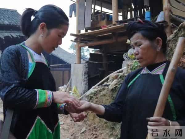 1女子的公公凑2000元给她开诊所，却负7000多元，村民赶来-不能走