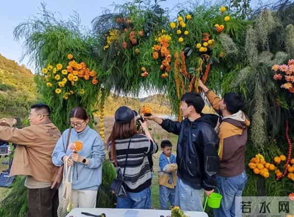 这场“蔬果婚礼”结束后 宾客还可以把摆设打包带走