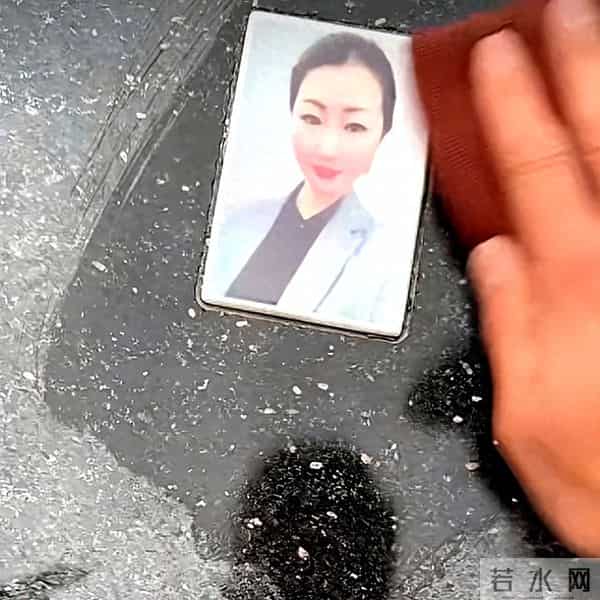 身未死,心已死!妻子去世多月丈夫将自己照片贴在合墓碑上惹泪目