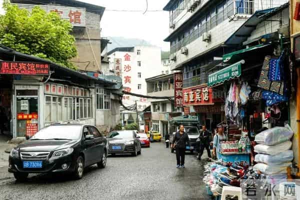 现实版人世间,父母先后离世,大哥今离世,二哥在他乡,养女守家