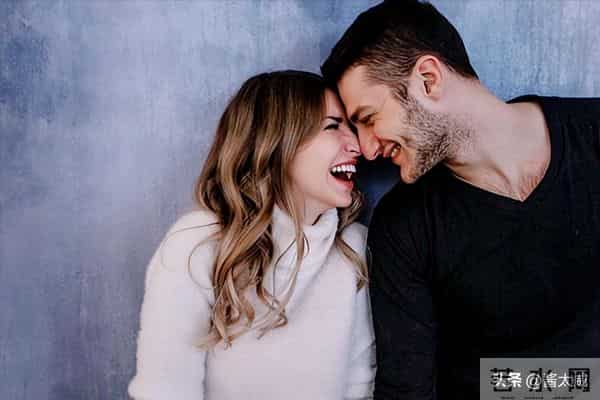 属蛇的人,到底和谁谈恋爱最般配?谁又最容易吵得满屋飞火星?