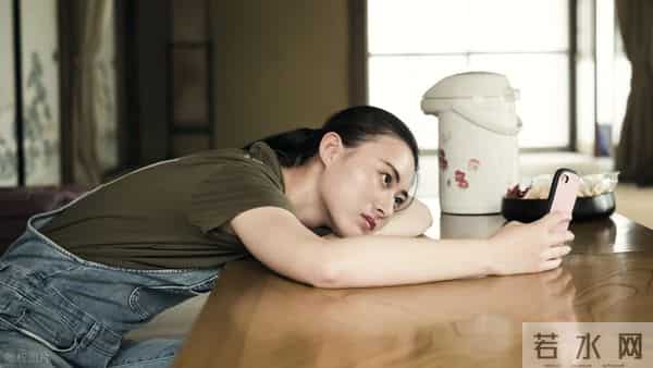 别傻傻只看身体接触,女人一旦在这些地方为你破戒,就是爱惨你了