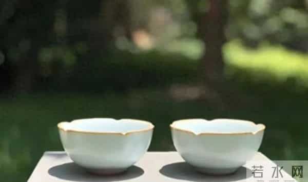 对家人不耐烦、态度差，对外人客客气气，暴露了一个人的性格缺陷