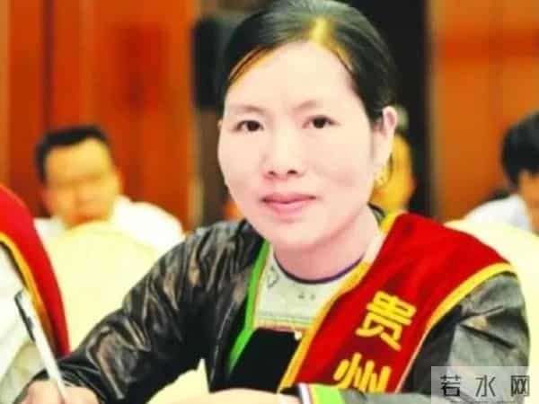 1女子的公公凑2000元给她开诊所，却负7000多元，村民赶来-不能走