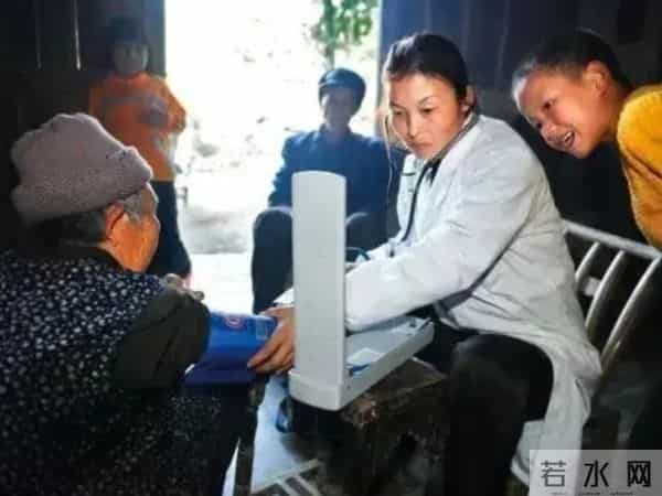 1女子的公公凑2000元给她开诊所，却负7000多元，村民赶来-不能走