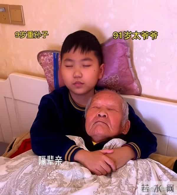 孙媳妇半夜给93岁爷爷换尿不湿,爷爷说要抱抱,孙媳妇:习以为常