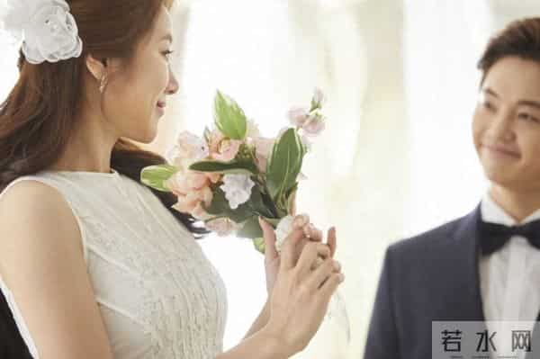 婚姻里，女人长期缺爱的四个信号，藏都藏不住