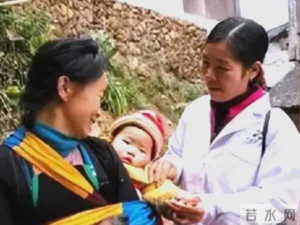 1女子的公公凑2000元给她开诊所，却负7000多元，村民赶来-不能走