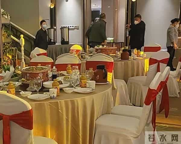 山西婚礼现场宾客寥寥无几，司仪尴尬主持，知情人：主家不愿改期