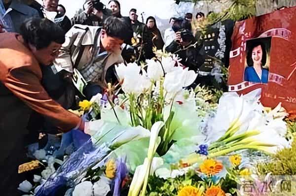 周洁上海墓地现状曝光!鲜花环绕很讲究,三个标志与李媛媛差别大