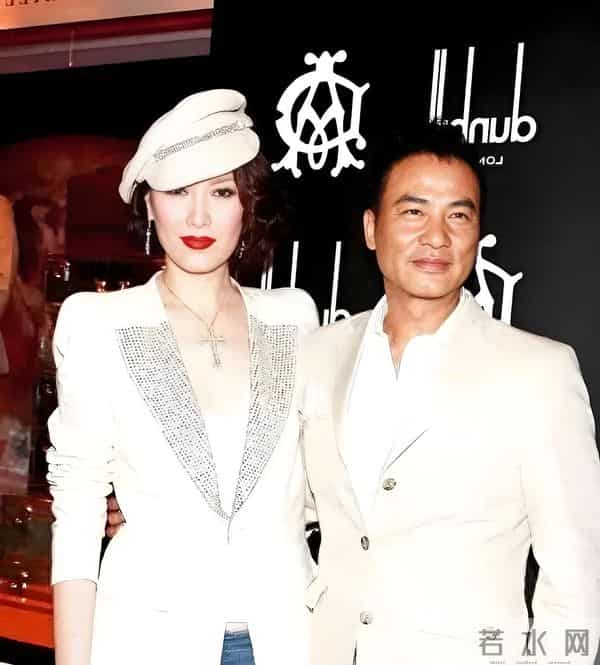 70岁任达华摔倒现场曝光！妻子冷眼旁现，28年恩爱夫妻人设崩塌？