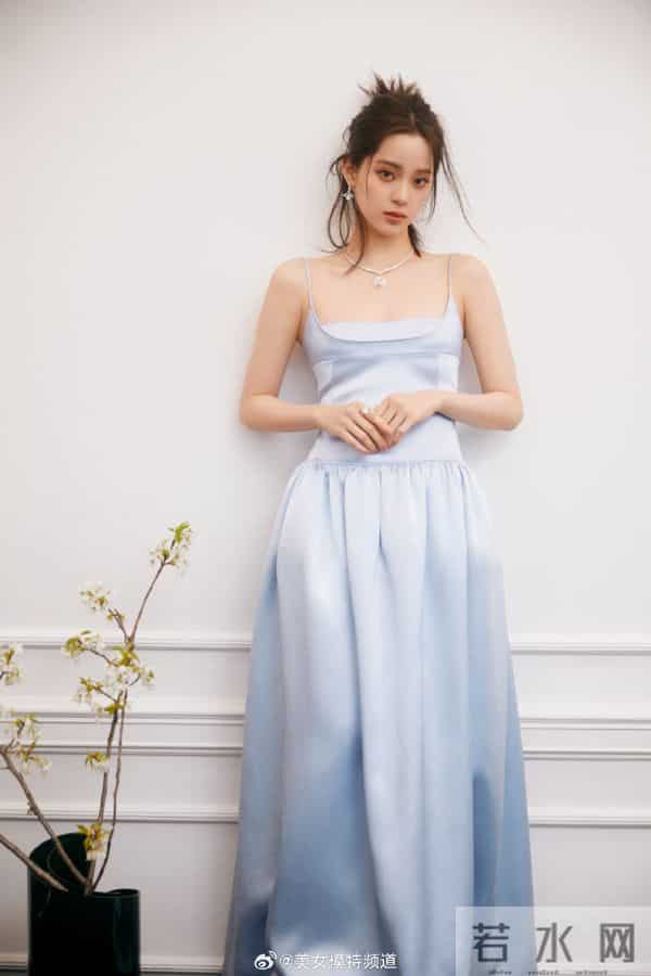 欧阳娜娜淡蓝吊带裙