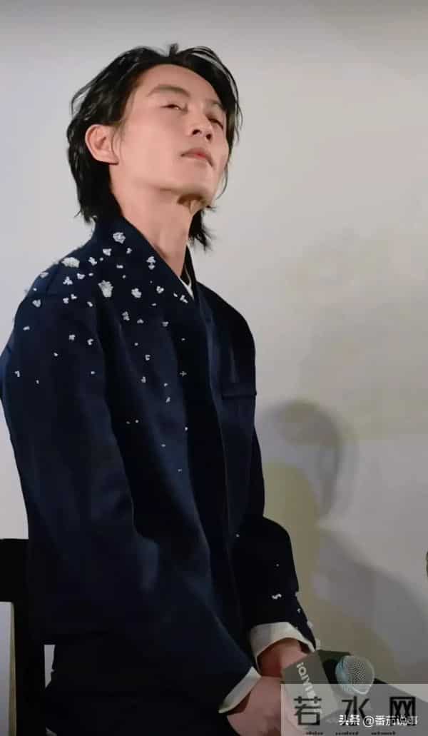 陈晓瘦成纸片人,宣传现场体力不支直喘粗气,看题板要眯眼驼背