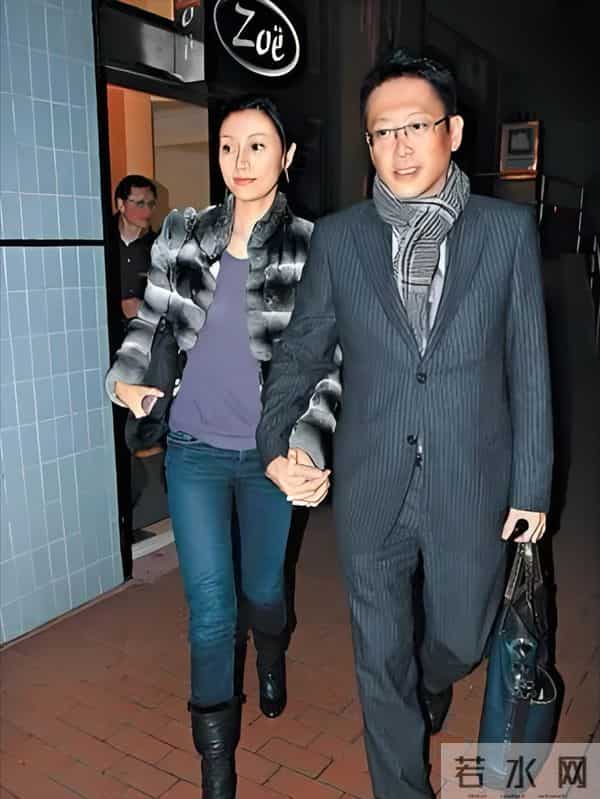 李嘉欣晒照引发热议,左手46万手表,右手10万黄金手镯,太壕气!