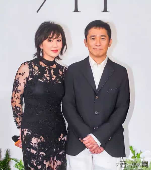 刘嘉玲出席好友婚礼,穿蕾丝透视裙秀身材,却被全裹的关之琳抢镜