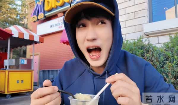 出席活动“死装死装”的,一到好莱坞就露馅,就很朱一龙啊