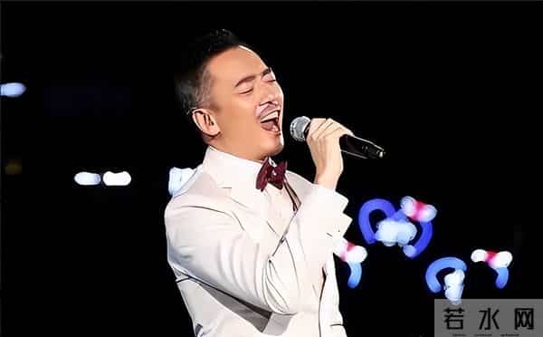 晚会前夕父母惨遭杀害，他含泪唱完退圈，18年后因毛宁重返舞台