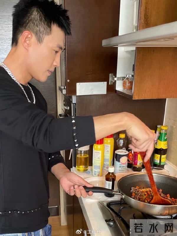 王灿晒老公健身帅照犯花痴，44岁杜淳大秀八块腹肌，man爆了