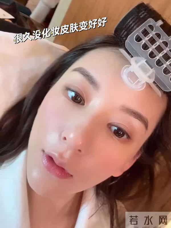 方媛素颜抱三胎女儿美,她出月子皮肤更好了,郭富城小女儿满月了