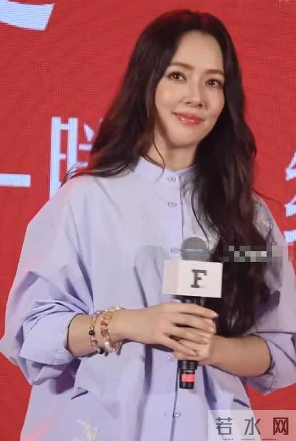 郭碧婷带俩娃逛街，生图嘴凸身材下垂一脸苦相，儿子倒地不起淘气