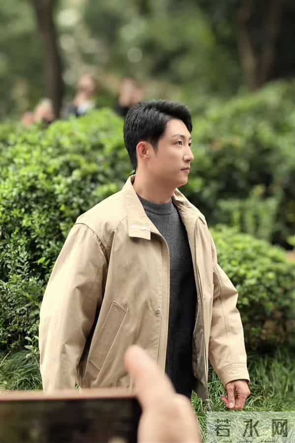 黄景瑜今日上班路透,美拉德风造型好帅气呀,真行走的衣架子呀!