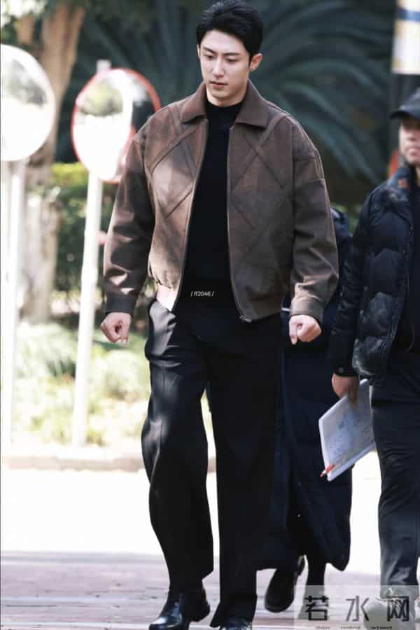 黄景瑜今日上班路透,美拉德风造型好帅气呀,真行走的衣架子呀!