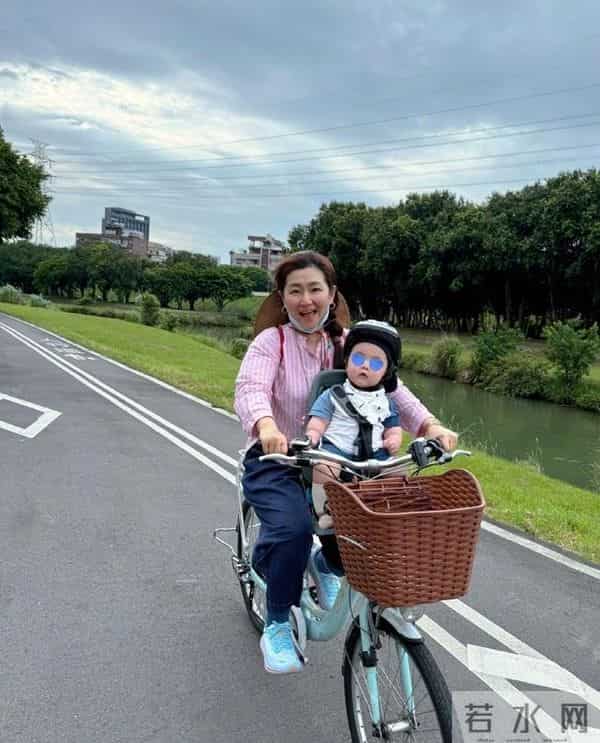 44岁任家萱胖到150斤！带2岁儿子为妹妹庆生，老公从不去家庭聚会