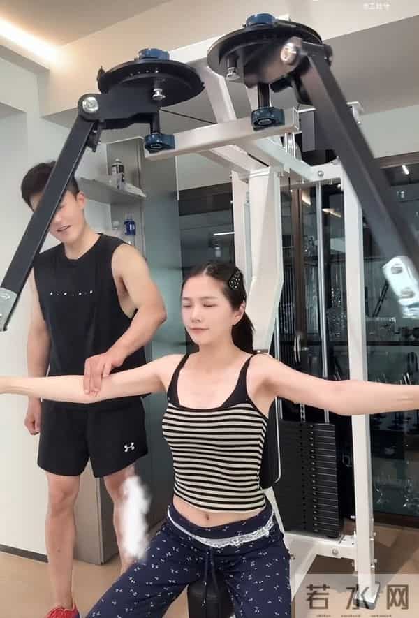 王灿晒老公健身帅照犯花痴，44岁杜淳大秀八块腹肌，man爆了