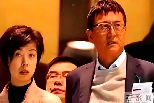 44岁张怡宁菜市场买海鲜,一身名牌略显土气,身旁不见老公身影