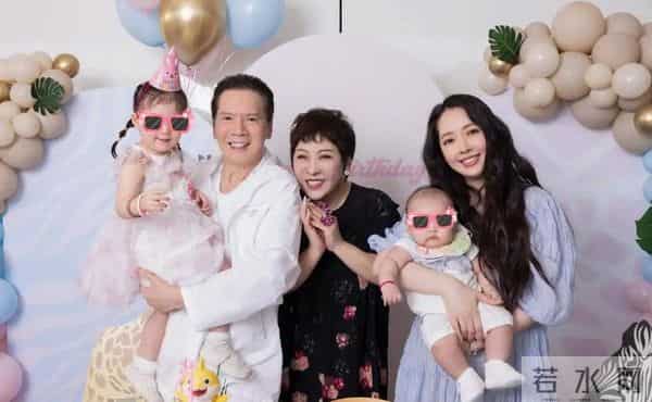 郭碧婷陪完老爸陪女儿！素颜脸瘦一圈好疲惫，5岁女儿赖地上不起