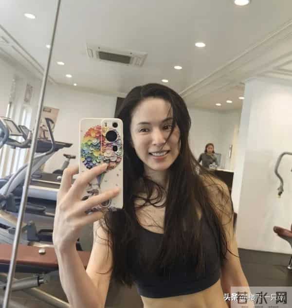 小龙女李若彤素颜晒马甲线 两颊凹陷 法令纹明显 60岁不做医美只运动