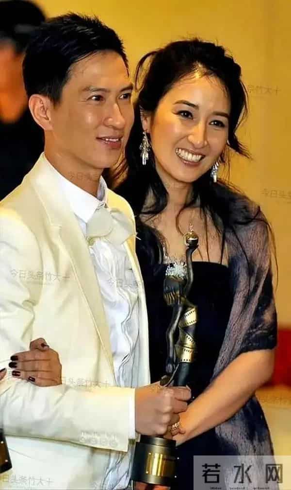 张家辉夫妇真老了!一起吃路边摊,61岁关咏荷脸上老年斑太抢镜