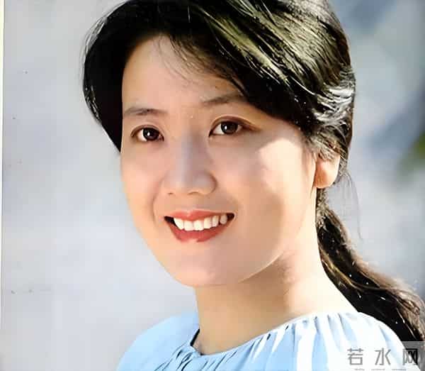 她息影30年,经商后像换了个人,如今70岁已做外婆,儿子事业有成