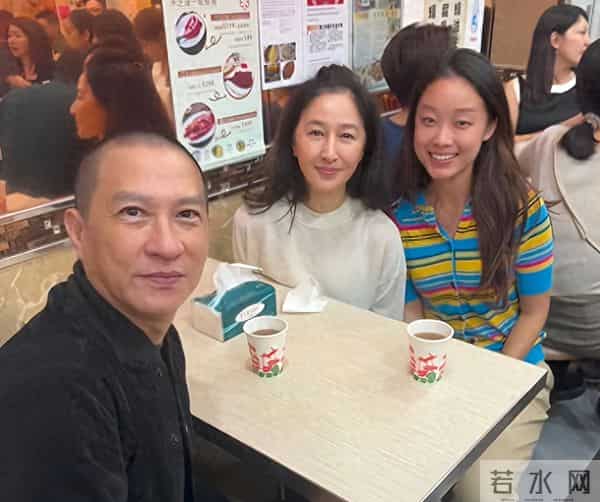 张家辉夫妇真老了!一起吃路边摊,61岁关咏荷脸上老年斑太抢镜