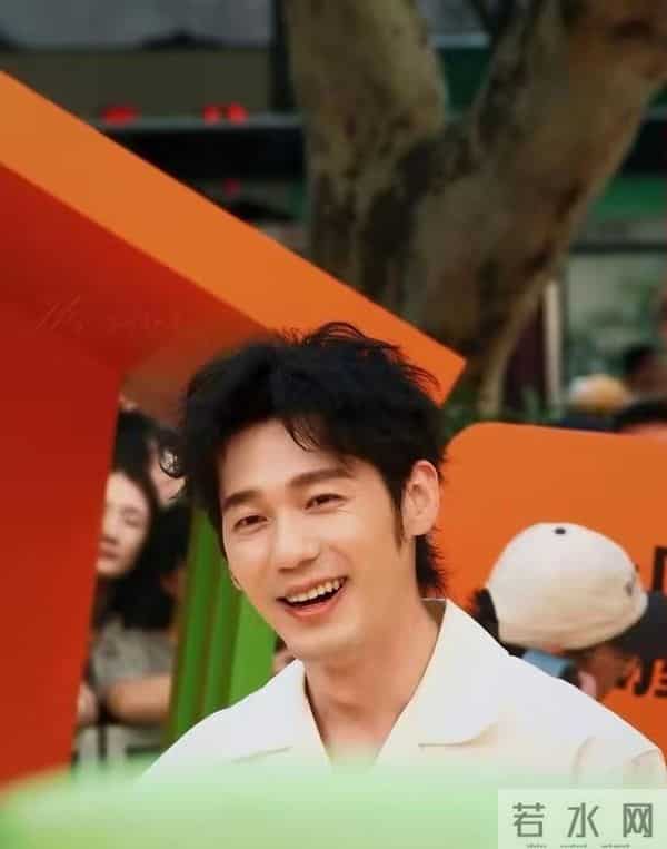 母亲是著名演员,父亲上亿家产,他却跑龙套10年,他到底怎么想的