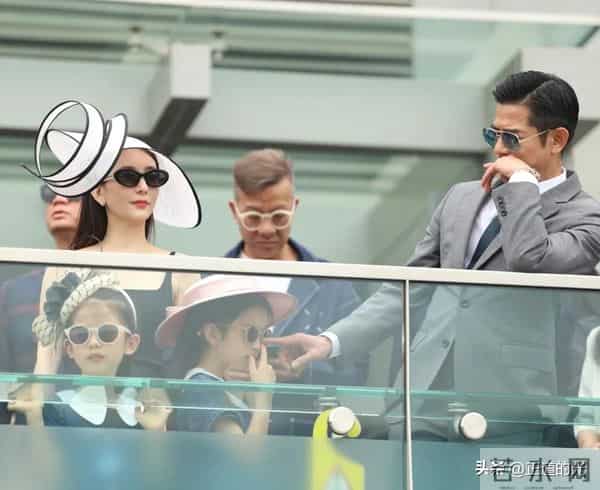 方媛晒三胎女儿满月照 自夸产后皮肤好 小腹平坦 女儿脚长能长到1米7