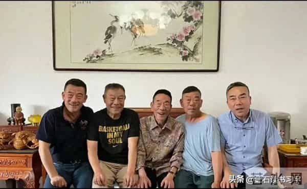 杨少华长子杨威,与儿子杨化然,拍视频:嘛钱不钱的乐呵乐呵得了