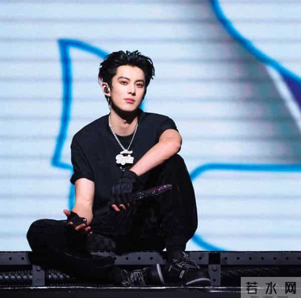 王鹤棣澳门演唱会炸场!音痴逆袭唱哭粉丝,闪钻西装帅到热搜焊死