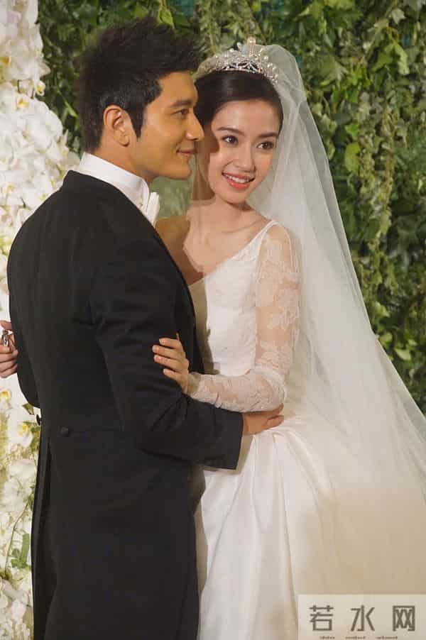 杨颖街边被偶遇,跷二郎腿做脚部美甲,环境简陋寒酸太接地气