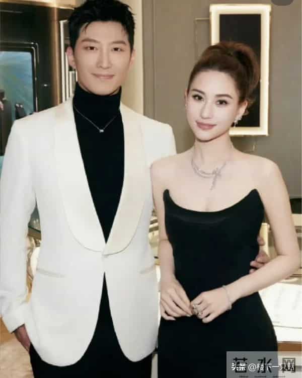 窦骁何超莲国外吃烛光晚餐 窦骁眼神黏在何超莲身上 看呆饭都忘记吃