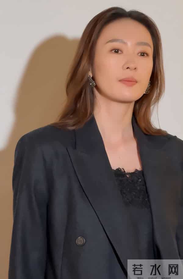 深圳这一天，胡静嫩了，童瑶又飒又美，却被罕见露面的王凯惊艳了