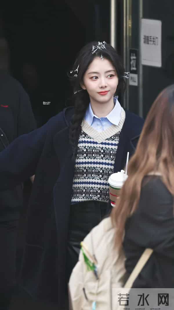 谭松韵今日上班路透，侧马尾麻花辫造型好青春甜美，太可爱了吧！
