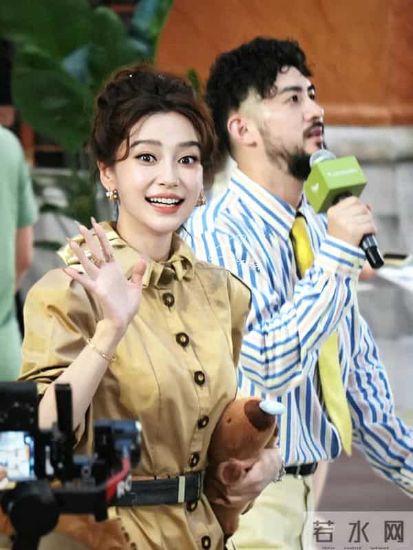 杨颖街边被偶遇,跷二郎腿做脚部美甲,环境简陋寒酸太接地气