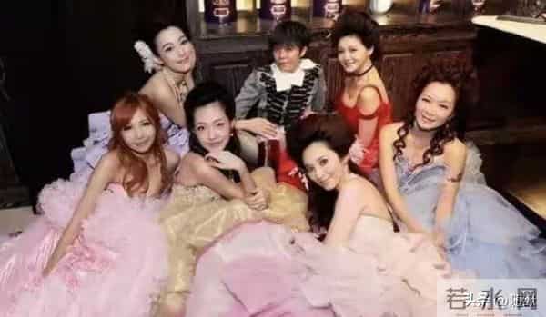 小S二女儿18岁生日,全家其乐融融,吴佩慈分享大S朋友圈背景