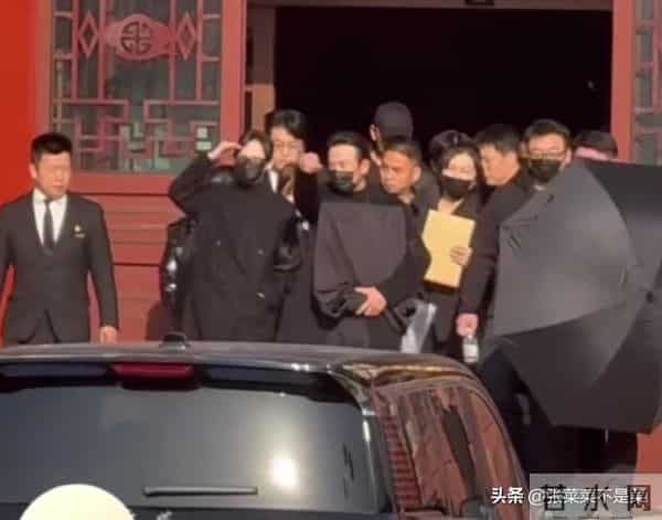 罗晋父亲去世后，唐嫣取消生日会，两人回家一起扔垃圾，传闻破了